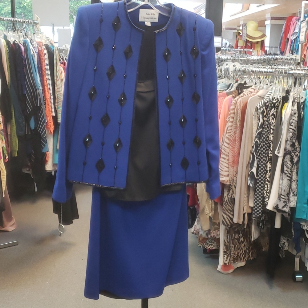 Skirt suit